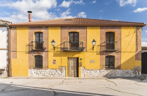 Campo de Cuellar House | Holiday Home 'Laguna Herrera' with Private Pool, Private Garden and Wi-Fi