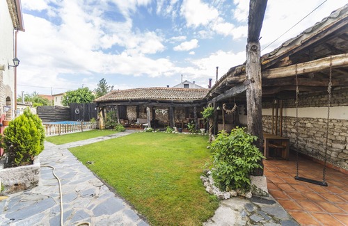 Campo de Cuellar House | Holiday Home 'Laguna Herrera' with Private Pool, Private Garden and Wi-Fi