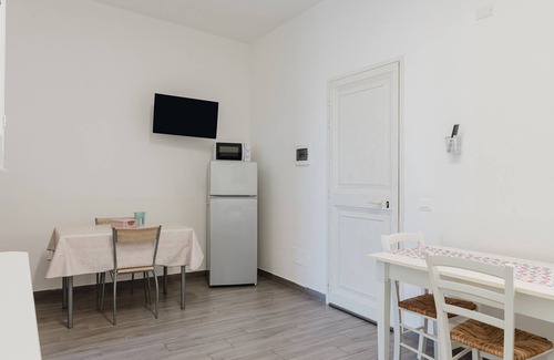 Mazara del Vallo Apartment | Holiday Home 'La Perla Di Mare - Gemma' with Shared Pool, Wi-Fi and Air Conditioning