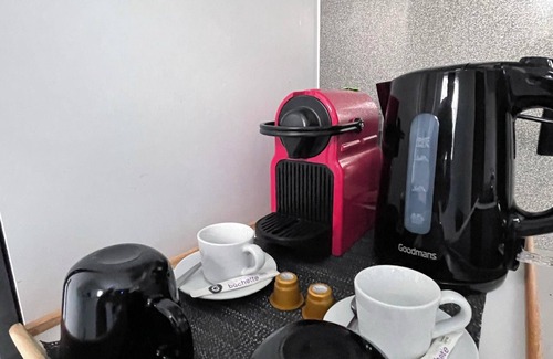 Melun House | Holiday Home 'La Casa De Lové Suite Jacuzzi' with Private Garden and Wi-Fi