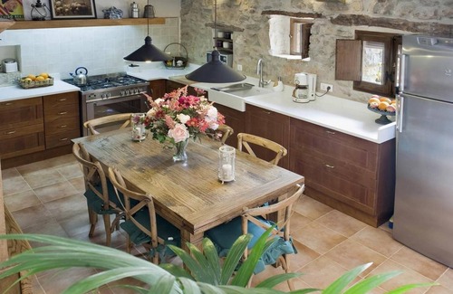 Culla House | Holiday Home 'La Covarxella' with Mountain View, Private Pool and Wi-Fi