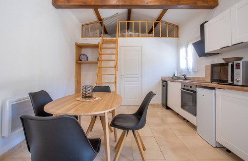 Sollies-Toucas House | Holiday Home 'La Cabane Au Bastidon' with Shared Pool, Wi-Fi and Air Conditioning