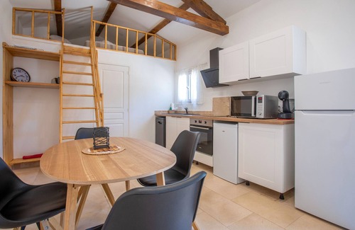 Sollies-Toucas House | Holiday Home 'La Cabane Au Bastidon' with Shared Pool, Wi-Fi and Air Conditioning