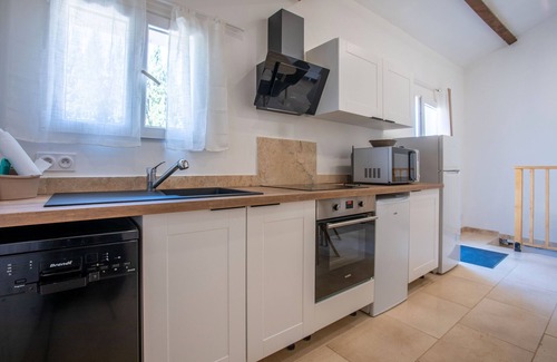 Sollies-Toucas House | Holiday Home 'La Cabane Au Bastidon' with Shared Pool, Wi-Fi and Air Conditioning