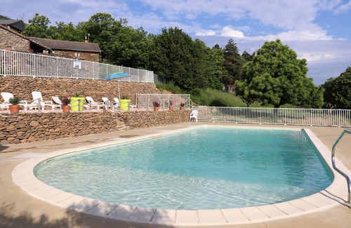 Gravieres Cottage | Holiday Home 'La Magnannerie' with Mountain View, Shared Pool and Air Conditioning