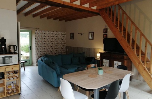 Fye House | Holiday Home 'La Maisonnette Du Meslay' with Private Terrace, Shared Garden and Wi-Fi