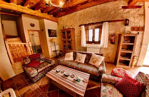 Morcuera House | Holiday Home 'La Plazuela' with Mountain View, Shared Garden and Wi-Fi