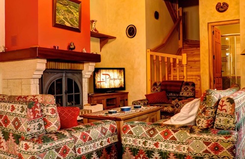 Morcuera House | Holiday Home 'La Plazuela' with Mountain View, Shared Garden and Wi-Fi