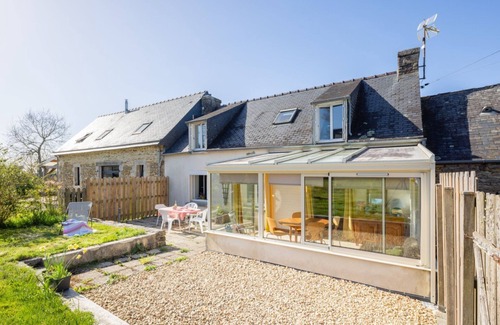 Ergue-Gaberic House | Holiday Home 'Le Jardin De Léonie' with Private Terrace, Private Garden and Wi-Fi