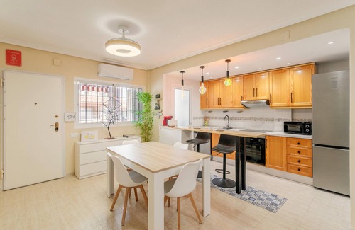 Los Arenales del Sol House | Holiday Home 'Limón' with Shared Pool, Wi-Fi and Air Conditioning