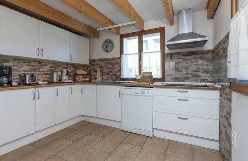 Tosse House | Holiday Home 'Maison Pour 6 Personnes' with Pool, Terrace & Wi-Fi