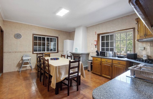 Arouca House | Holiday Home 'Martins House T4' with Mountain View, Wi-Fi and Air Conditioning