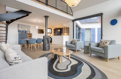 Penmarch House | Holiday Home 'Mer - 180m De La Plage' with Private Terrace, Garden and Wi-Fi