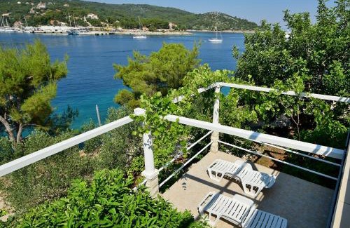 Rogac House | Holiday Home Parunov by Interhome