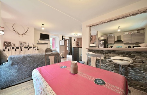 Melles House | Holiday Home 'Pays De L'ours - Pyrénées' with Mountain View, Private Terrace and Wi-Fi