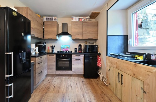 Melles House | Holiday Home 'Pays De L'ours - Pyrénées' with Mountain View, Private Terrace and Wi-Fi