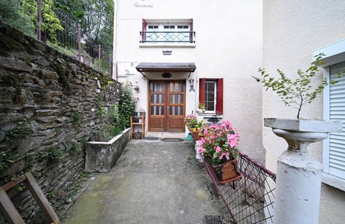 Melles House | Holiday Home 'Pays De L'ours - Pyrénées' with Mountain View, Private Terrace and Wi-Fi