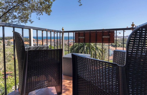 Isla House | Holiday Home 'Posada Paraso Iris' with Mountain View, Private Garden and Wi-Fi