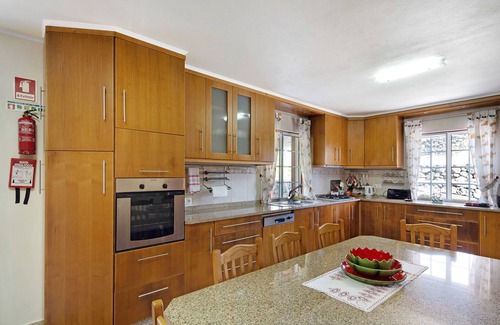 Calheta de Nesquim House | Holiday Home 'Adega Pedra Do Lagar' with Sea View, Private Terrace and Wi-Fi