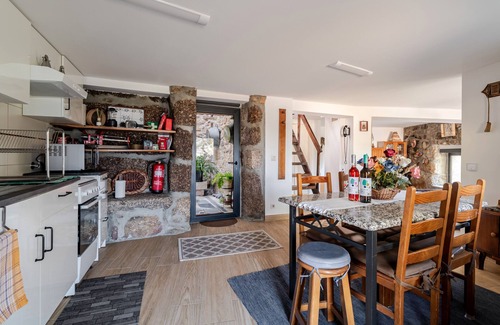 Celorico de Basto House | Holiday Home 'Real De Cima' with Mountain View, Wi-Fi and Air Conditioning