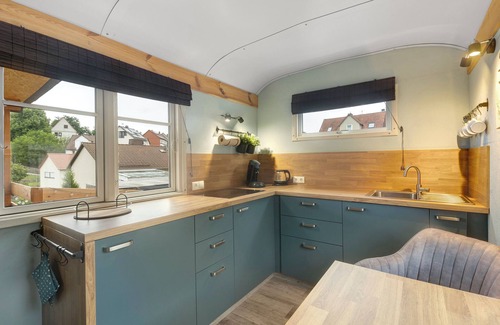 Lohfelden House | Holiday Home 'Tiny House' with Private Terrace, Wi-Fi and Air Conditioning