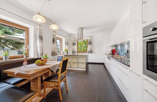 Salonetto House | Holiday Home 'Villa Reny' with Mountain View, Private Terrace and Wi-Fi