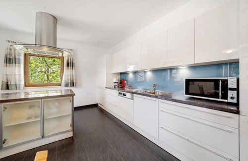 Salonetto House | Holiday Home 'Villa Reny' with Mountain View, Private Terrace and Wi-Fi