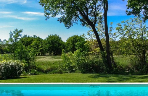 Colonzelle House | Holiday Home 'Voûte' with Shared Pool, Private Garden and Wi-Fi