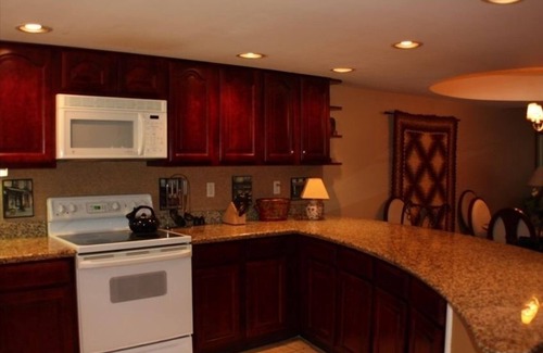 Gatlinburg Condo | HOLIDAY HOME WELCOME!nLUX CONDO . nMOUNTAIN VIEWS & STREAM BELOW! FIREPLACE! n
