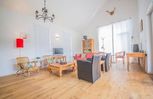 Marcouray House | Holiday home with a terrace in Warisy