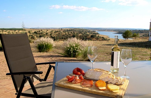 Assuncao House | Holiday house in rural area overlooking the dam of the Caia.