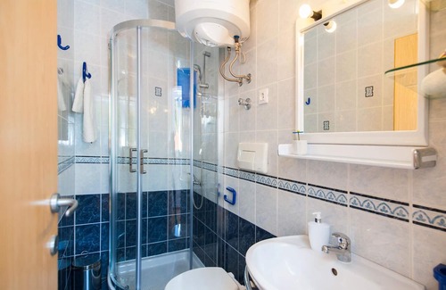 Zrnovnica House | Holiday house Zrnovnica for 1 - 6 persons with 3 bedrooms - Row house