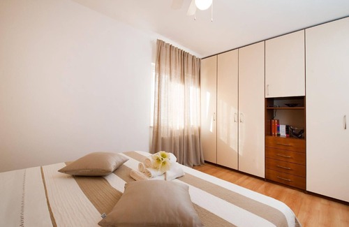 Zrnovnica House | Holiday house Zrnovnica for 1 - 6 persons with 3 bedrooms - Row house