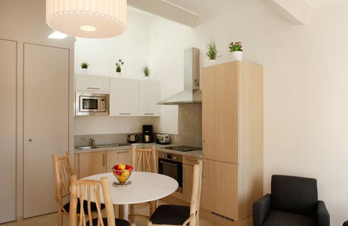 Arles City Centre Apartment | Holiday in Arles: Apartment with view of the Théâtre Antique 2