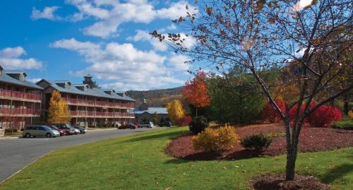 South Lee Hotel | Holiday Inn Club Vacations Oak n Spruce Resort in the Berkshires