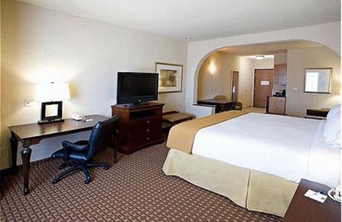 Kingsville Hotel | Holiday Inn Express Hotel and Suites Kingsville by IHG