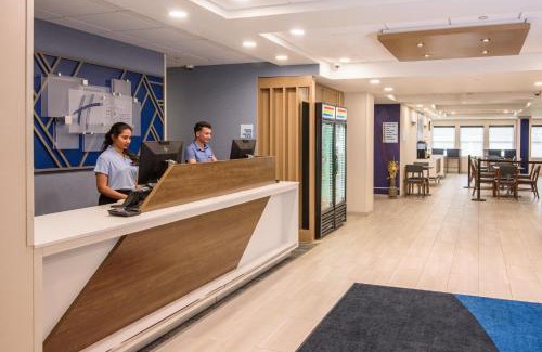 Seabrook Hotel | Holiday Inn Express Hotel & Suites Hampton South-Seabrook by IHG