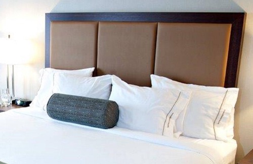 Pembroke Hotel | Holiday Inn Express Pembroke by IHG