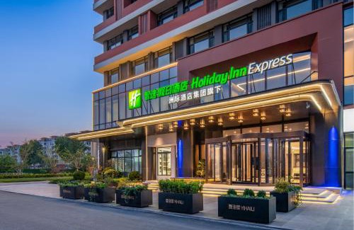 West Coast Hotel | Holiday Inn Express Qingdao City Balcony by IHG
