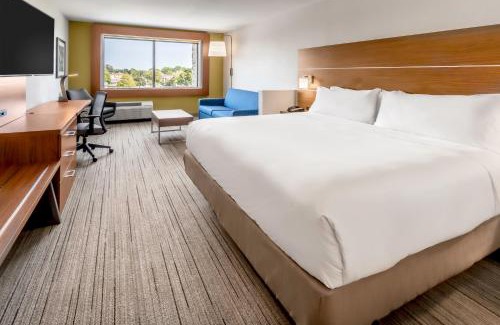 West Allis Hotel | Holiday Inn Express & Suites - Milwaukee West Allis by IHG