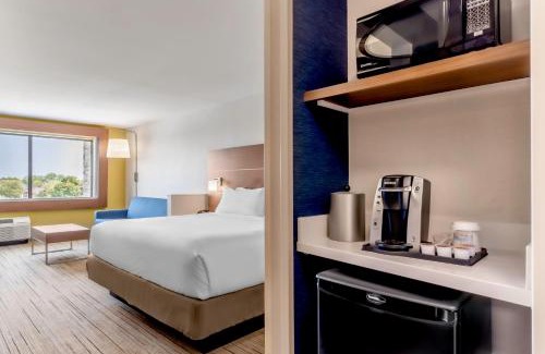 West Allis Hotel | Holiday Inn Express & Suites - Milwaukee West Allis by IHG