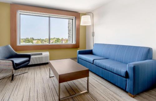 West Allis Hotel | Holiday Inn Express & Suites - Milwaukee West Allis by IHG