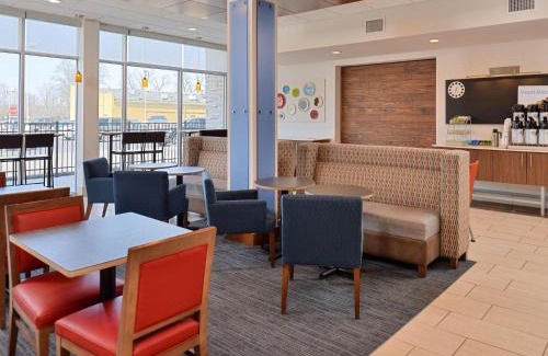 Brighton Hotel | Holiday Inn Express & Suites - Brighton South - US 23 by IHG