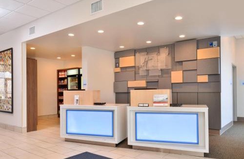 Brighton Hotel | Holiday Inn Express & Suites - Brighton South - US 23 by IHG