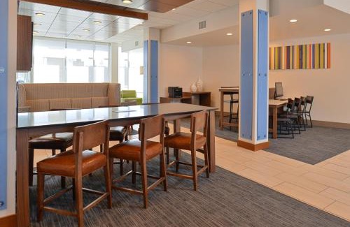 Brighton Hotel | Holiday Inn Express & Suites - Brighton South - US 23 by IHG