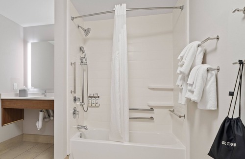 Macon Hotel | Holiday Inn Express & Suites Macon North by IHG