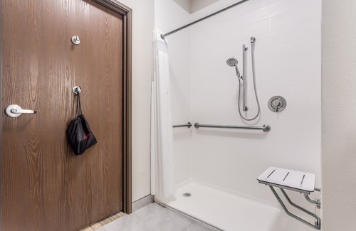 Lake Hallie Hotel | Holiday Inn Express & Suites Eau Claire North by IHG