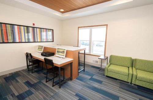 Iron Mountain Hotel | Holiday Inn Express & Suites Iron Mountain by IHG