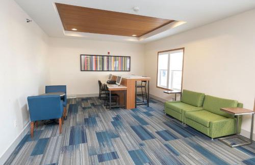 Iron Mountain Hotel | Holiday Inn Express & Suites Iron Mountain by IHG