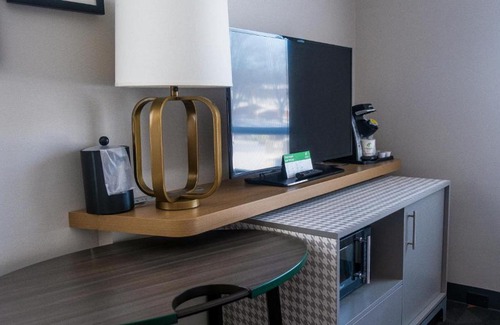 Drexel Hill Hotel | Holiday Inn & Suites Philadelphia W - Drexel Hill by IHG